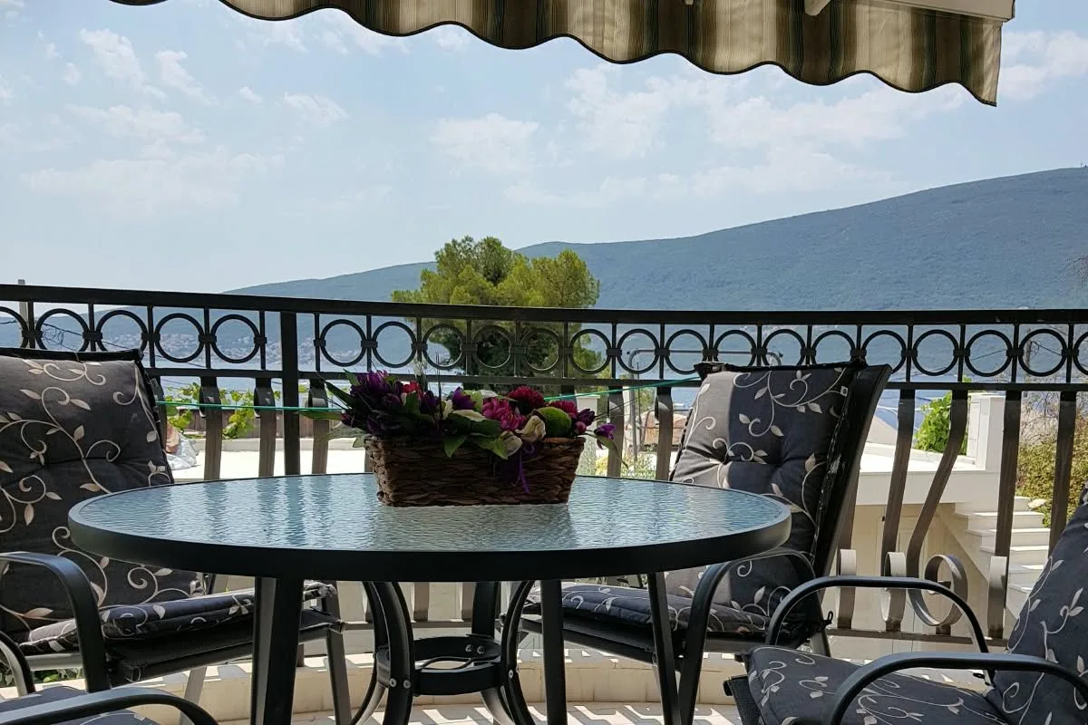 Furnished One-Bedroom Apartment, 50 m², 20 m from the Sea, Bijela (Baošići), Herceg Novi