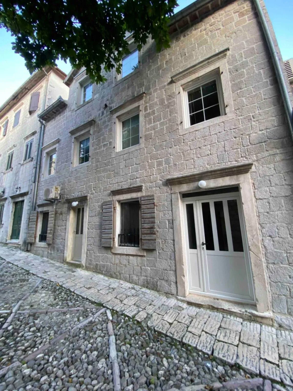 Two Studio Apartments (2 x 40 m²) in a Stone House, 50 m from the Sea, Risan